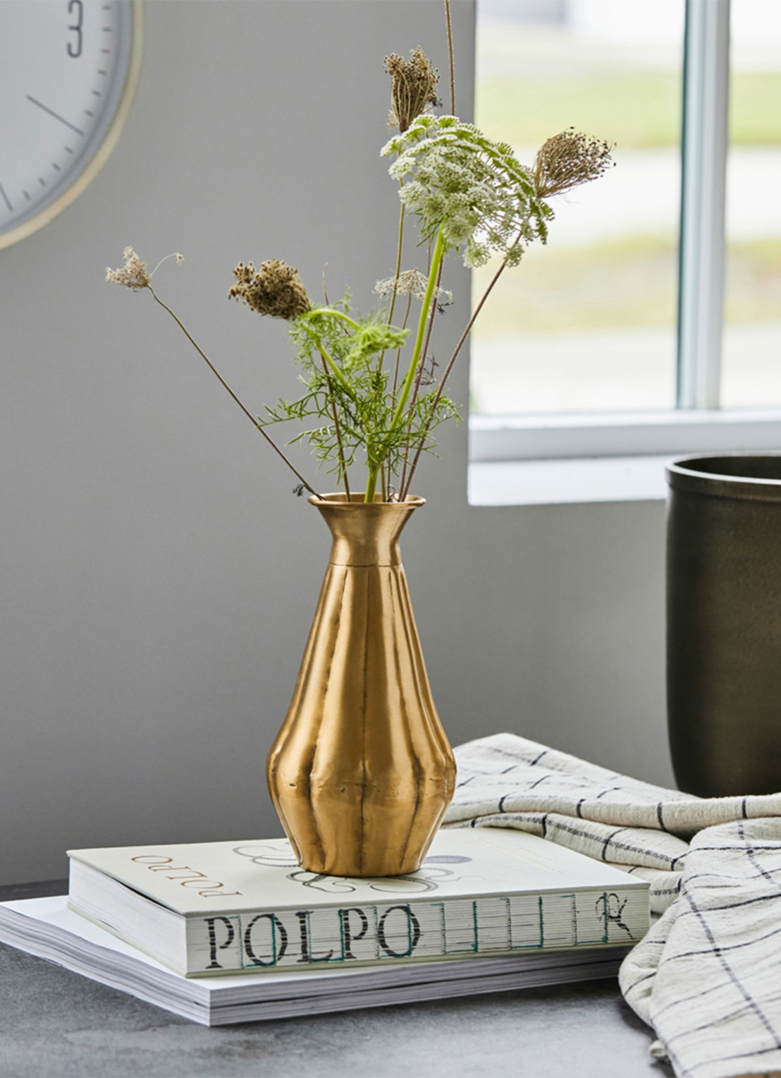 House Doctor Violet vaas 20 cm - voorkant 2 goud