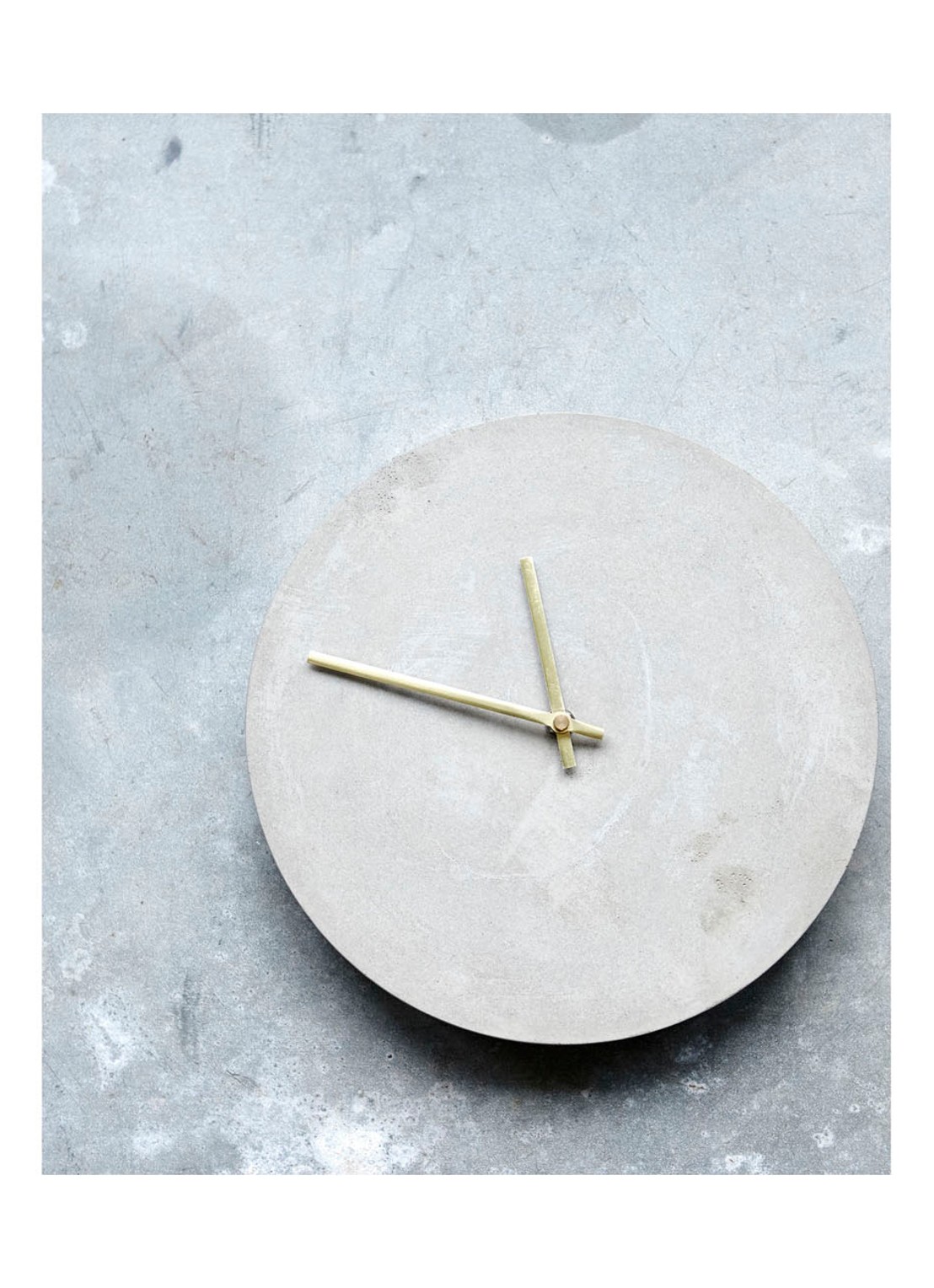 House Doctor Watch Concrete wandklok - voorkant 2 lichtgrijs