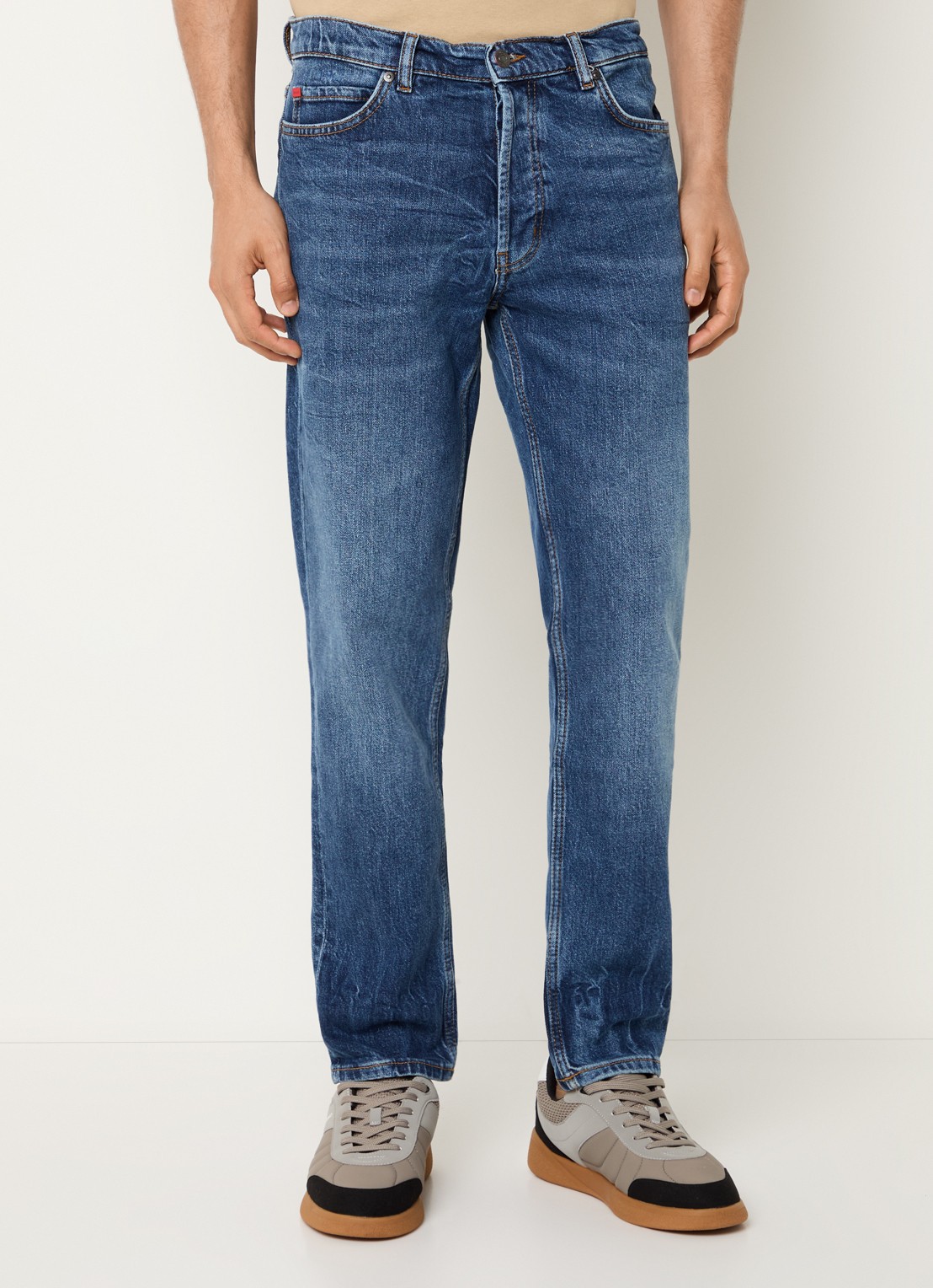 HUGO 634 tapered fit jeans met medium wassing - detail 3 indigo