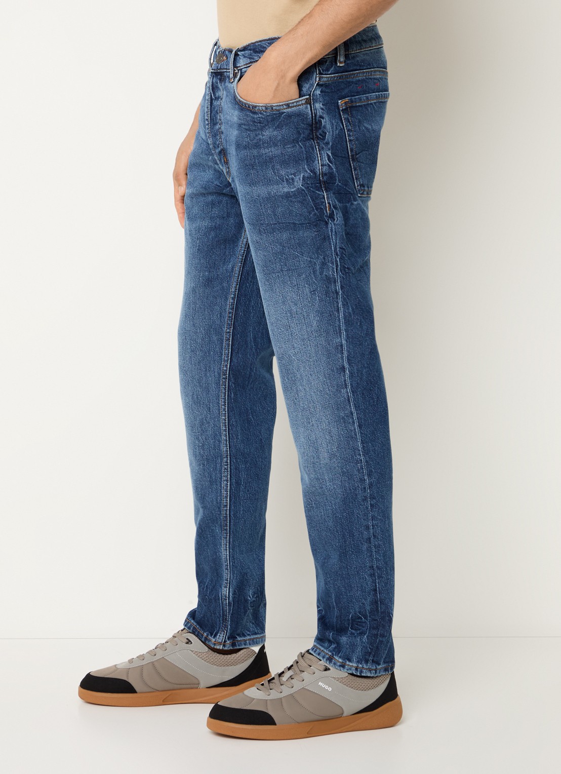 HUGO 634 tapered fit jeans met medium wassing - detail 4 indigo