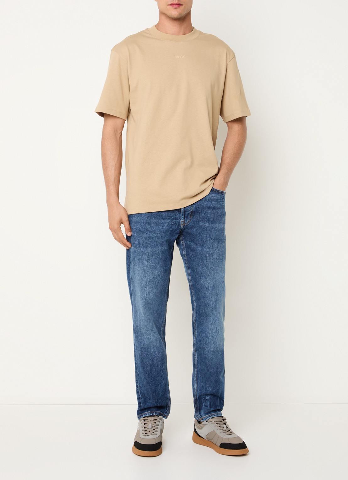 HUGO 634 tapered fit jeans met medium wassing - voorkant 2 indigo