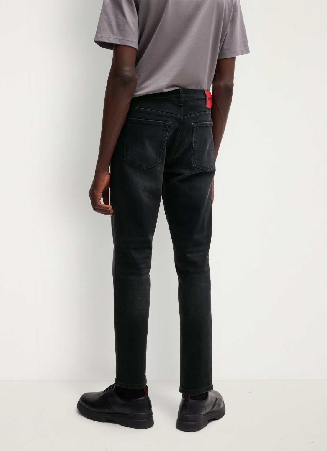 HUGO 634 tapered jeans met gekleurde wassing - detail 4 zwart