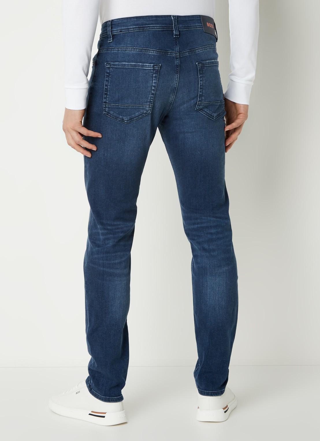 HUGO BOSS Taber tapered fit jeans met medium wassing en stretch - achterkant indigo