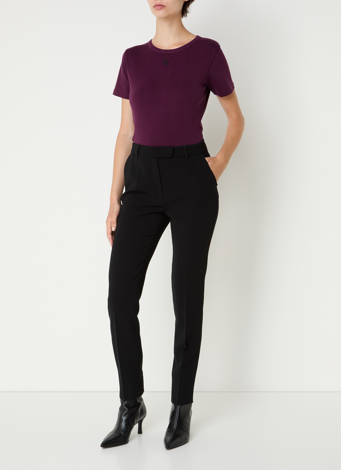 HUGO Deloris T-shirt met logoborduring - voorkant 3 aubergine