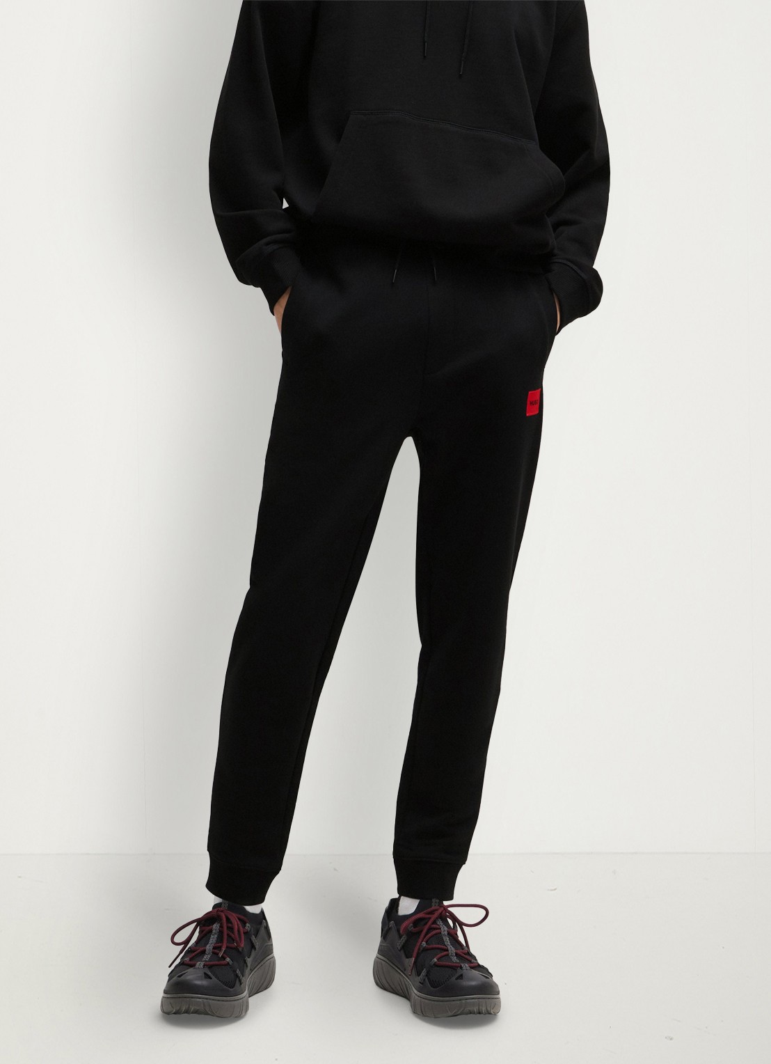 HUGO Doak tapered fit joggingbroek met logo - detail zwart