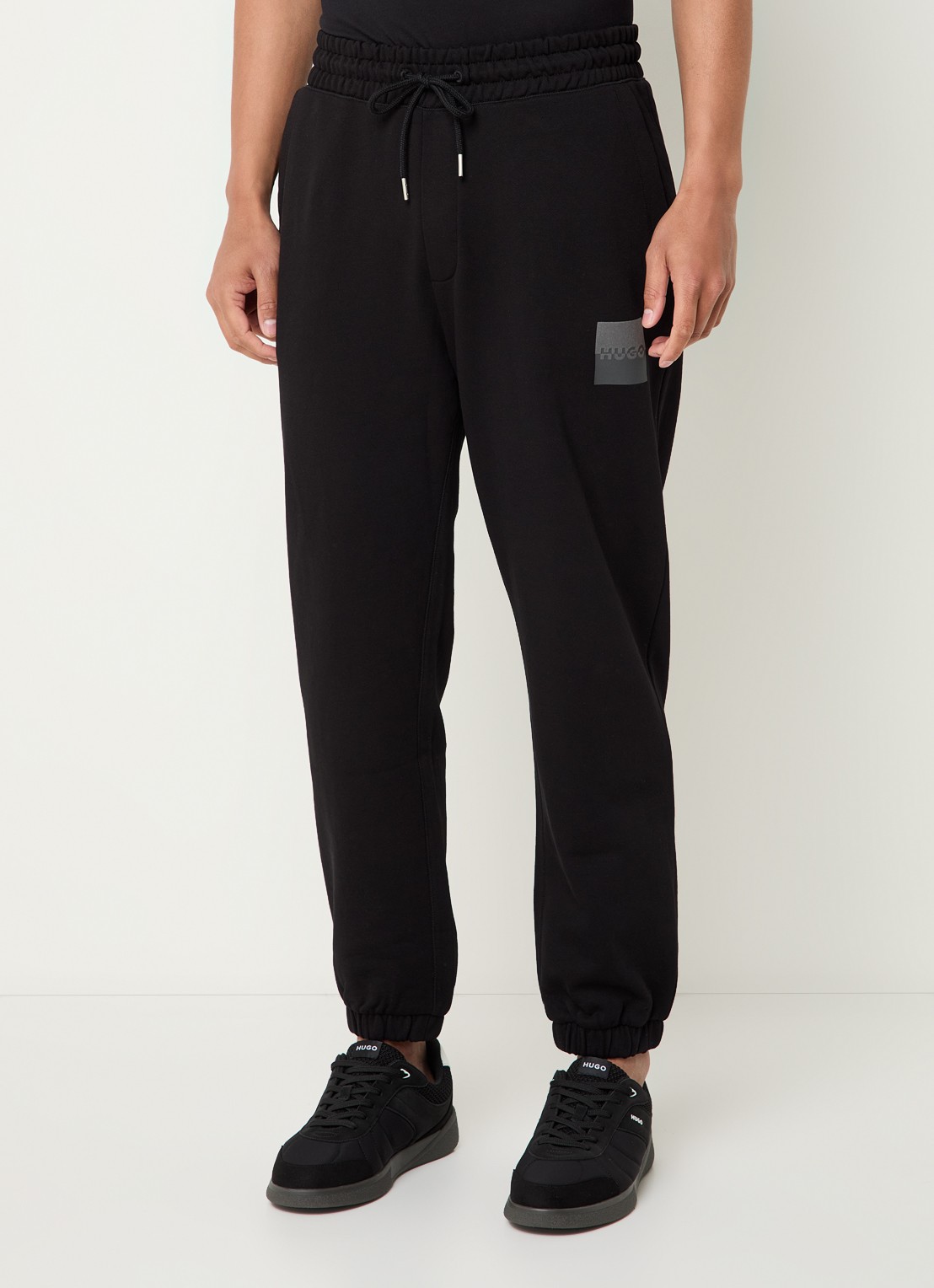 HUGO Dusplitan tapered fit joggingbroek met logo - detail zwart