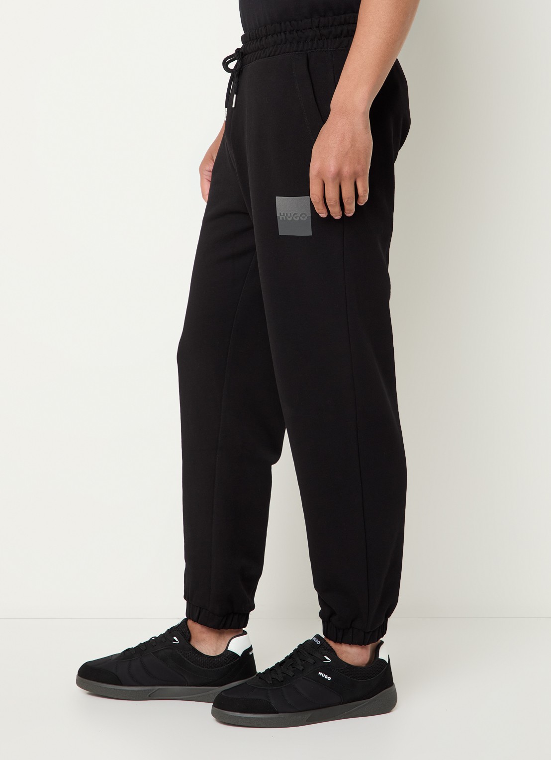 HUGO Dusplitan tapered fit joggingbroek met logo - detail 2 zwart