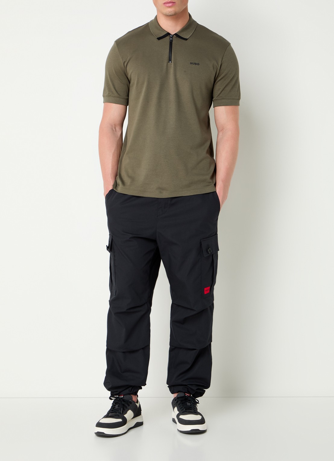 HUGO Garlo233 tapered fit cargobroek met logo - voorkant 2 zwart