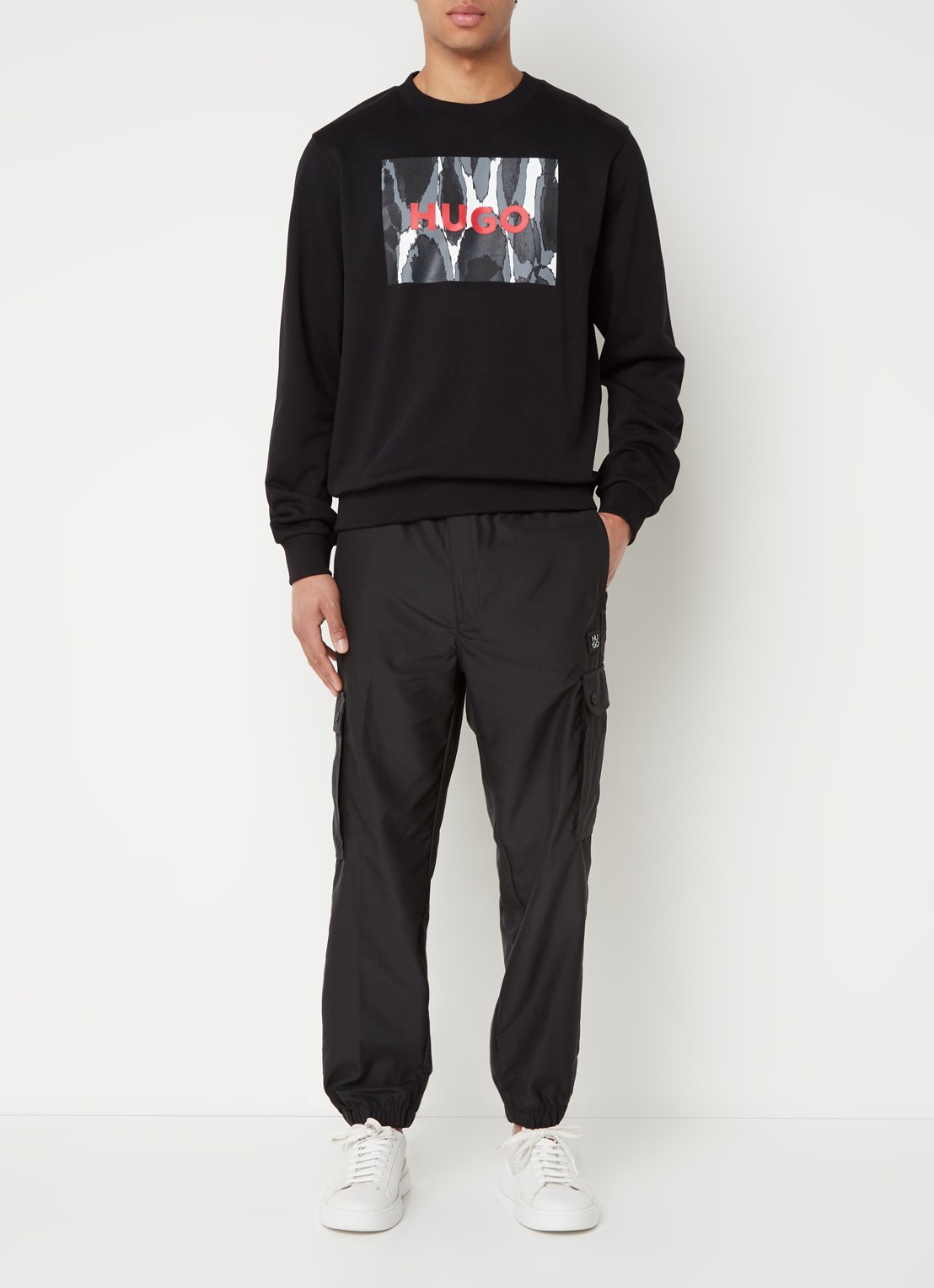HUGO Ginto tapered fit cargobroek met logo - voorkant 5 zwart
