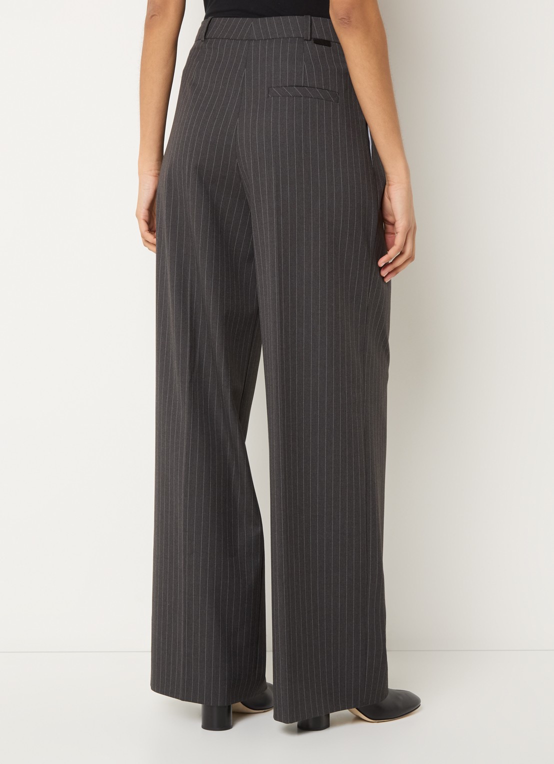 HUGO Henesa high waist wide fit pantalon met krijtstreep - achterkant 4 donkergrijs