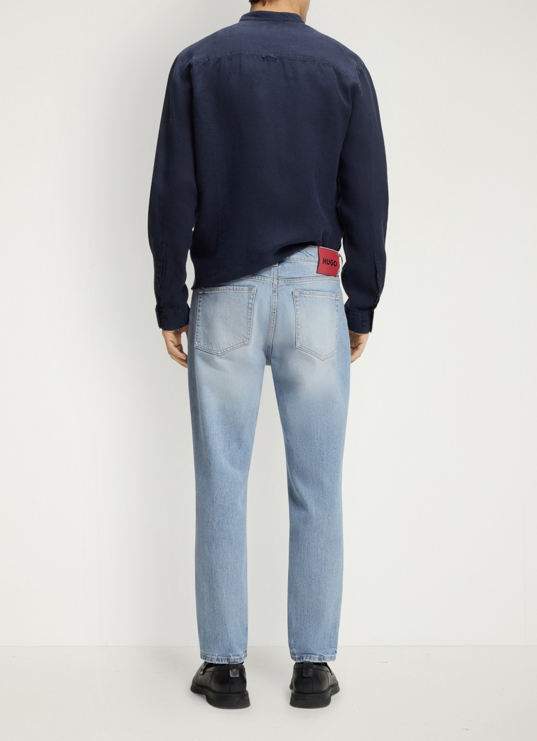 HUGO HUGO 634 tapered fit jeans met lichte wassing - achterkant 6 light/pastel blue-450 / blauw
