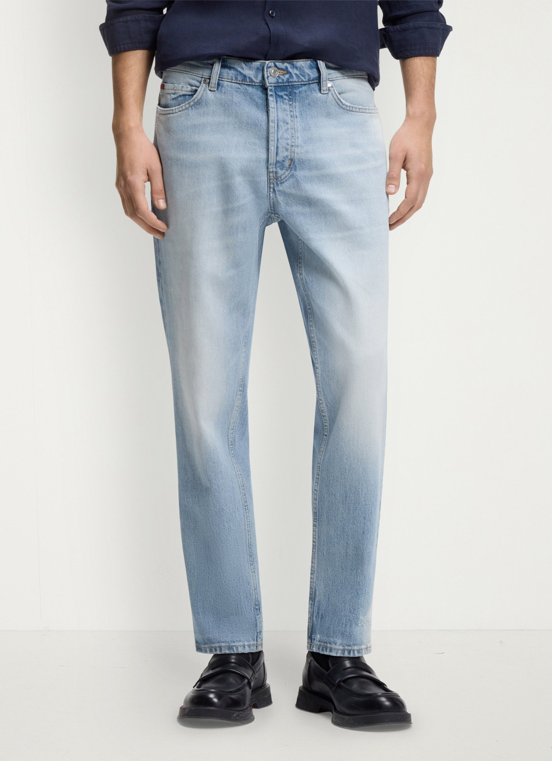 HUGO HUGO 634 tapered fit jeans met lichte wassing - detail light/pastel blue-450 / blauw