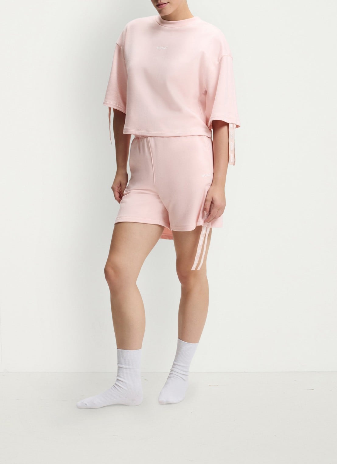 HUGO Loose fit korte broek met logo - voorkant 2 lichtroze