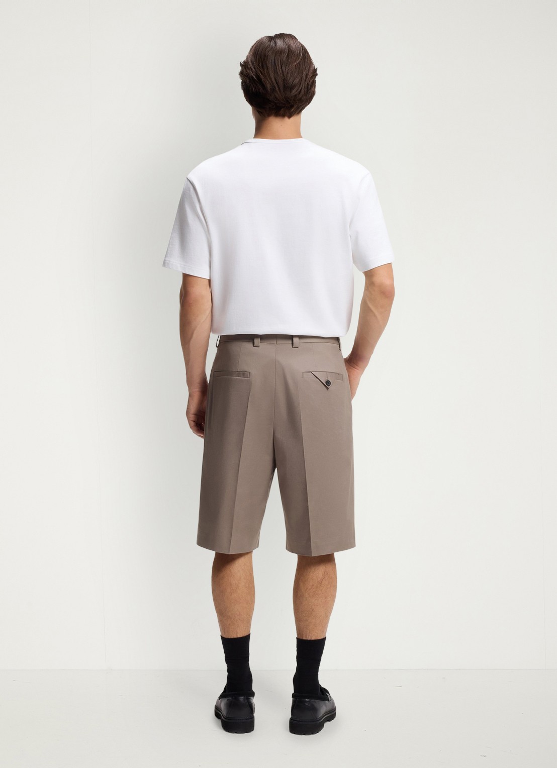 HUGO Loose fit korte broek met plooien - achterkant lichtbruin