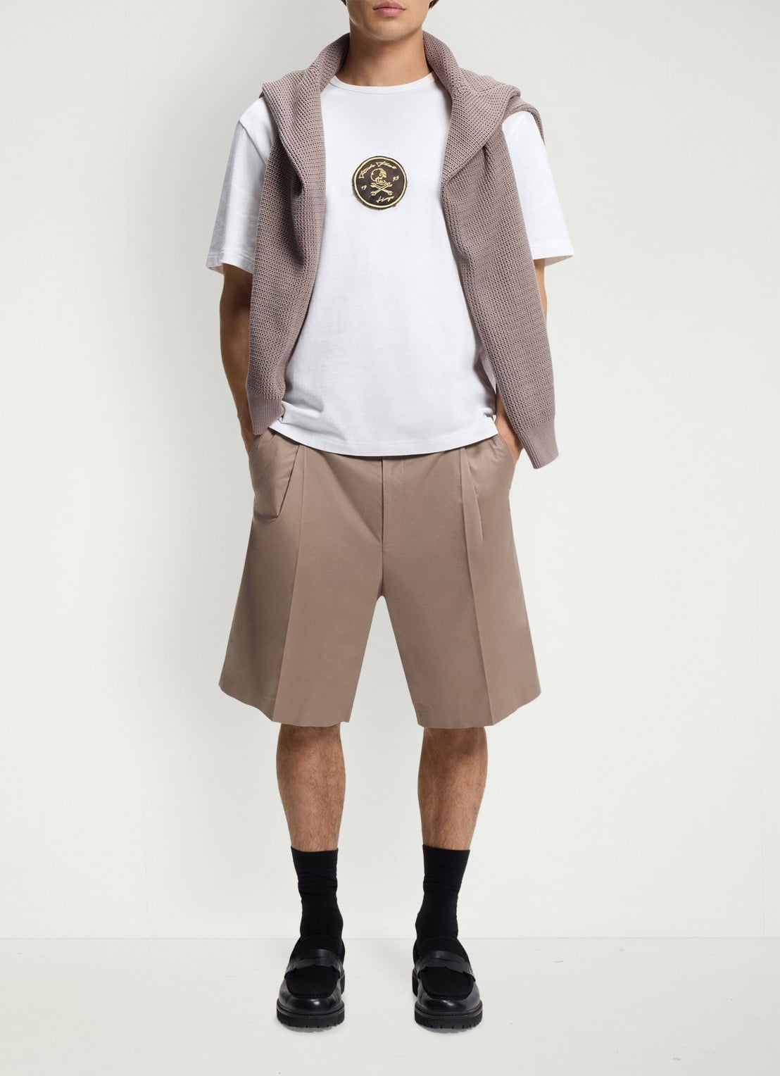 HUGO Loose fit korte broek met plooien - voorkant 3 lichtbruin