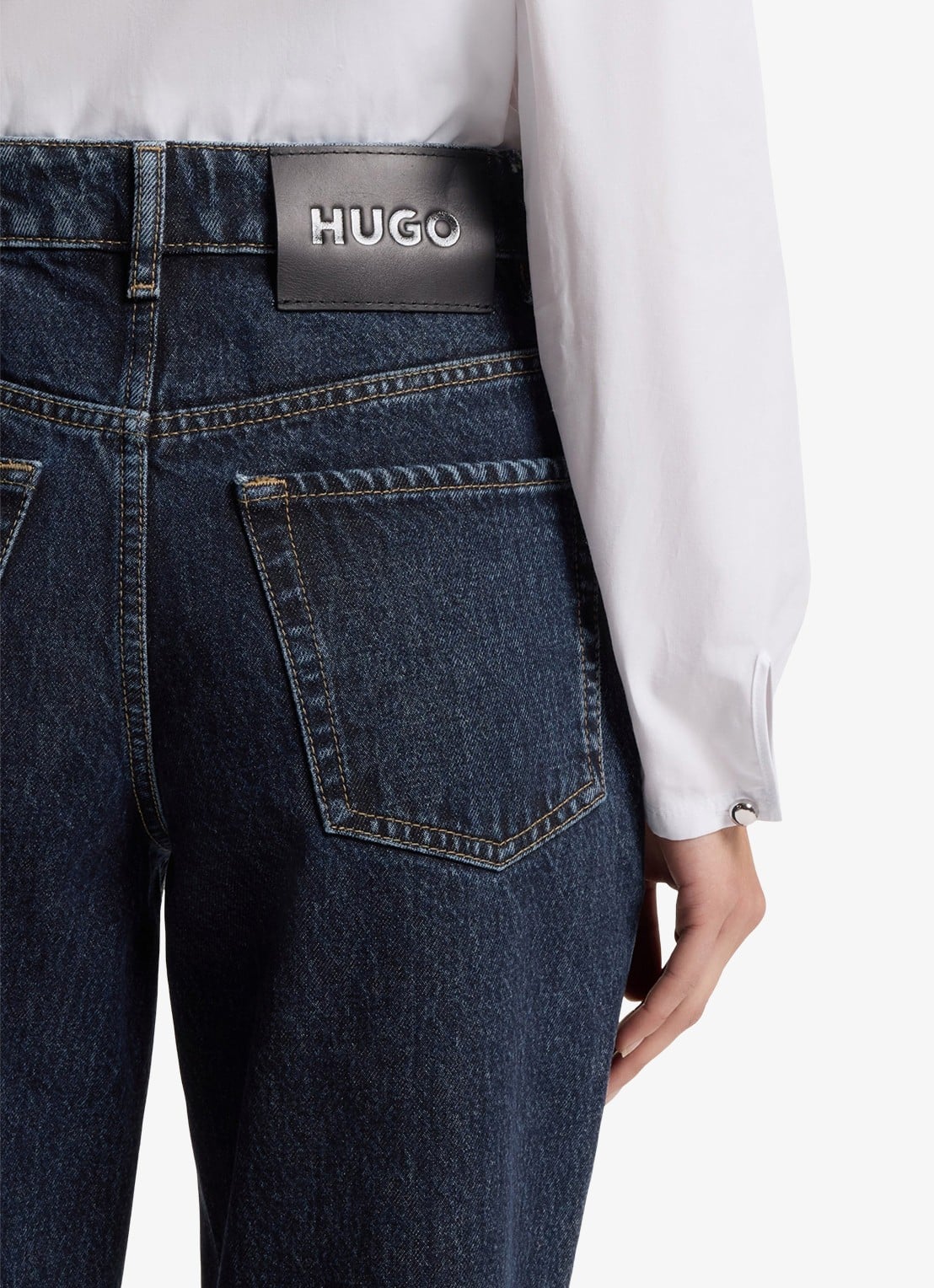 HUGO Mid waist straight fit jeans met donkere wassing - detail 2 navy-415 / blauw