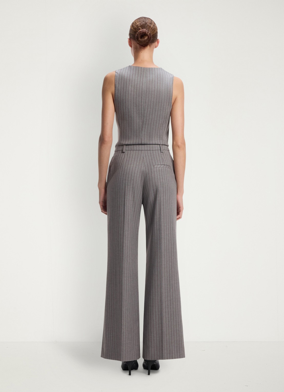 HUGO Mid waist wide fit pantalon met krijtstreep - achterkant lichtgrijs