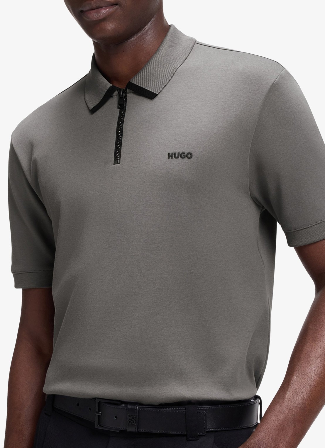 HUGO Polo van katoenpiqué met contrastlogo - detail 4 dark grey-025 / grijs