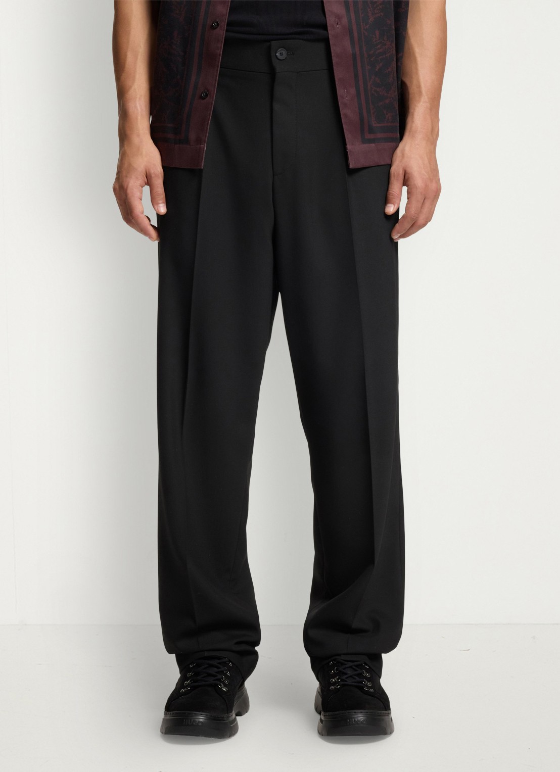 HUGO Regular fit pantalon met steekzakken - detail zwart