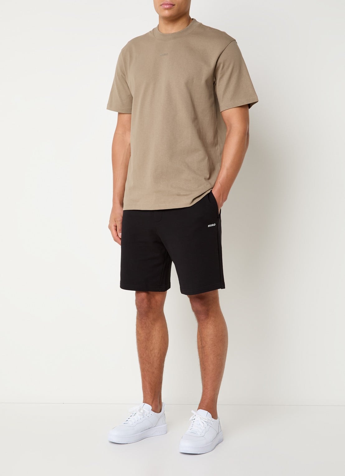 HUGO Short van katoenen sweatstof met logoprint - voorkant 3 black-001 / zwart