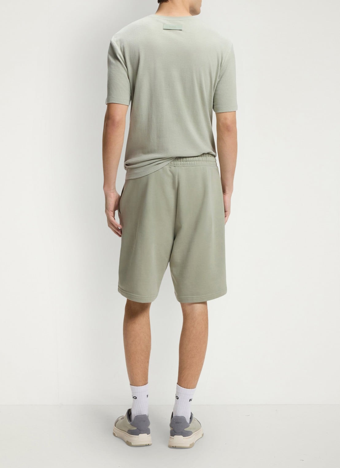 HUGO Short van katoenen sweatstof met logoprint - achterkant 3 light/pastel green-337 / groen