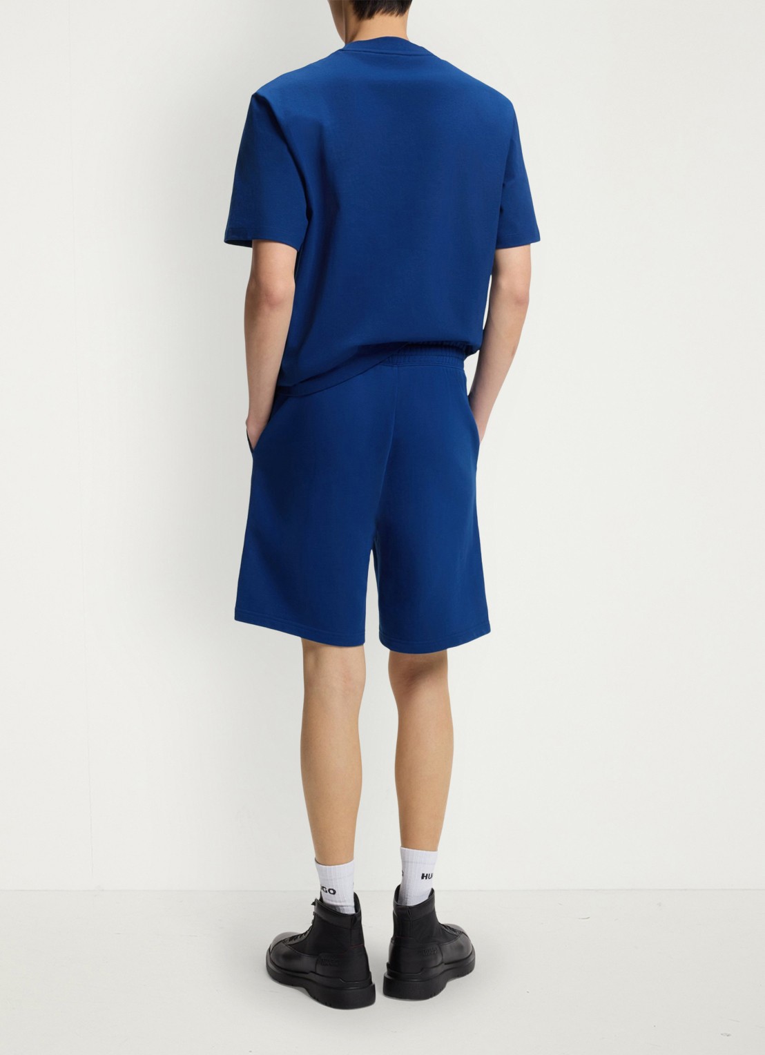 HUGO Short van katoenen sweatstof met logoprint - achterkant 5 open blue-498 / blauw
