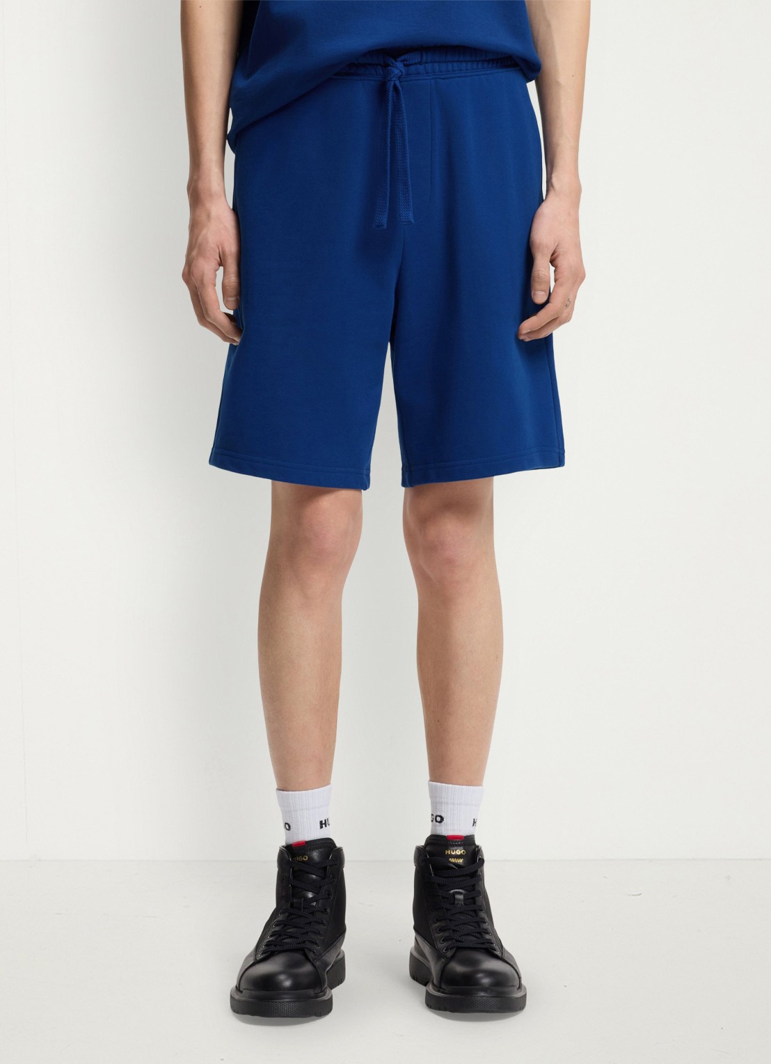HUGO Short van katoenen sweatstof met logoprint - detail 3 open blue-498 / blauw