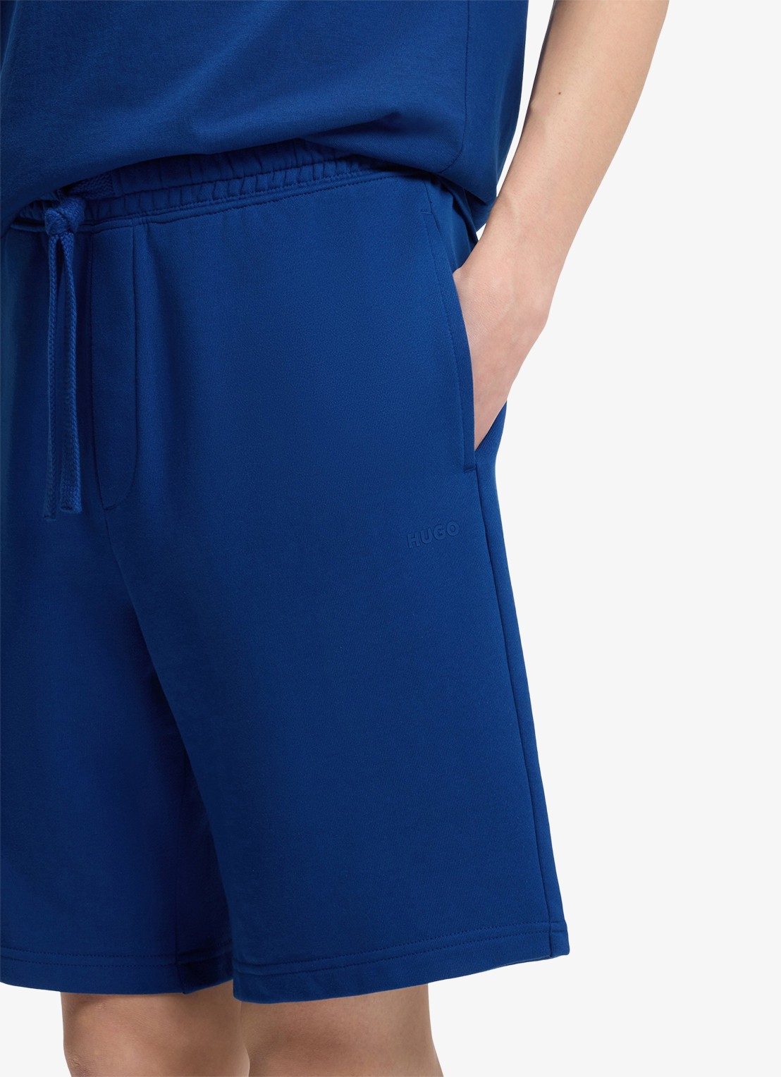 HUGO Short van katoenen sweatstof met logoprint - detail 4 open blue-498 / blauw