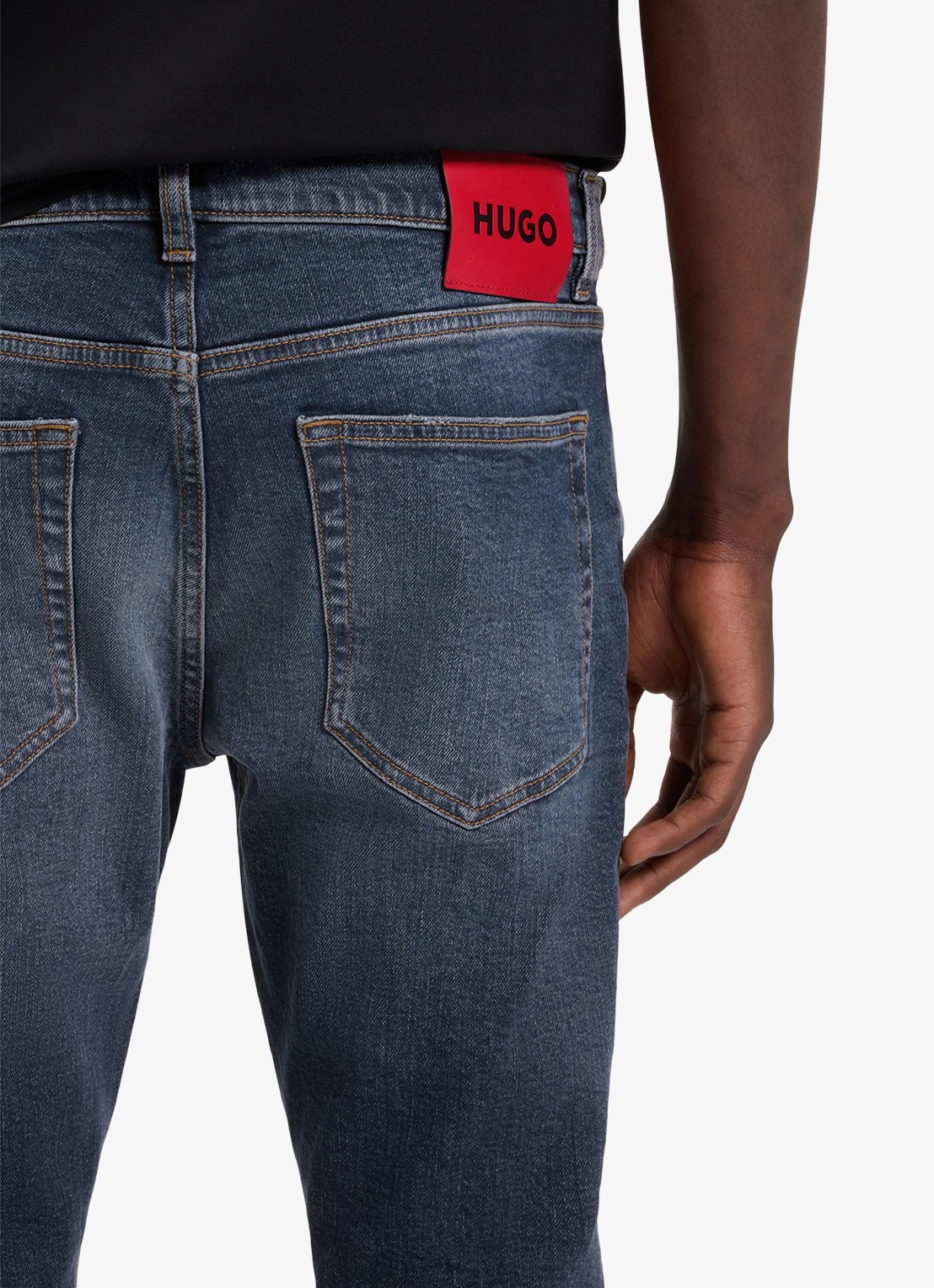 HUGO Slim fit jeans met donkere wassing - detail middenblauw