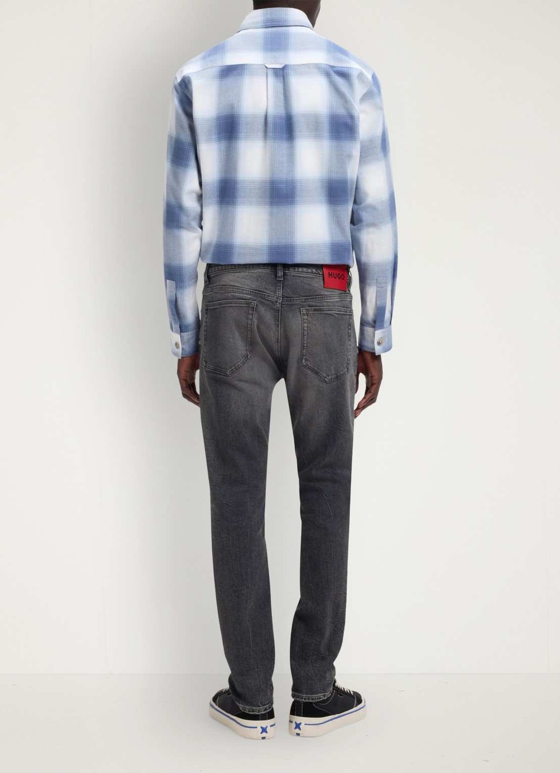 HUGO Slim fit jeans met gekleurde wassing - achterkant grijs