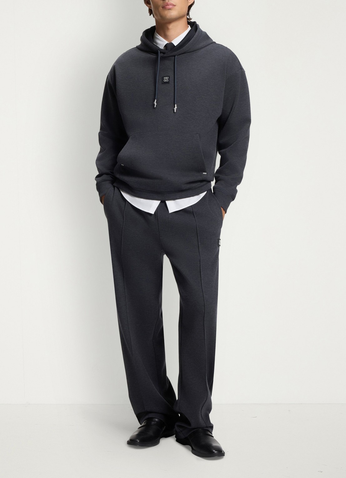 HUGO Straight fit joggingbroek met steekzakken - voorkant 2 donkergrijs