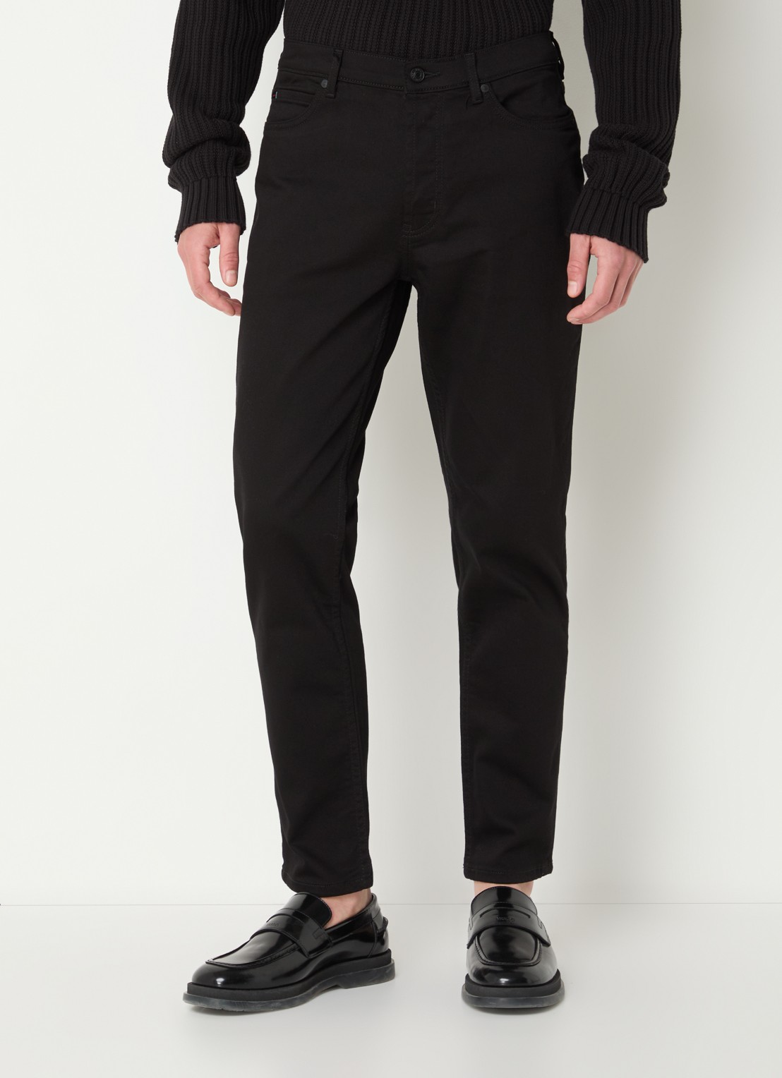 HUGO Tapered fit cropped jeans met gekleurde wassing - detail zwart