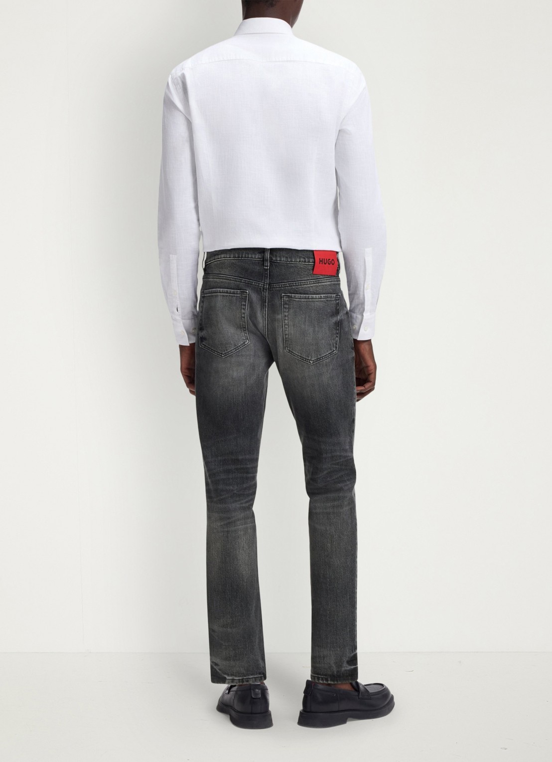 HUGO Tapered fit jeans met steekzakken - achterkant 6 charcoal-010 / grijs