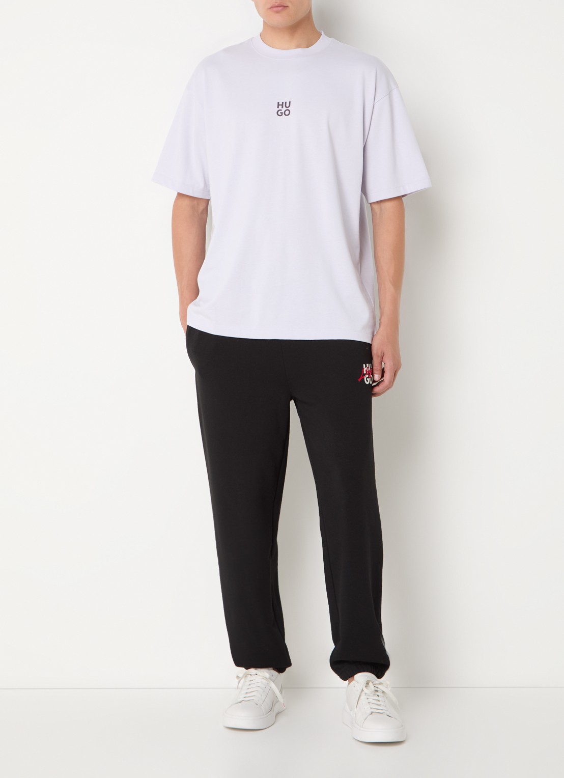 HUGO Tapered fit joggingbroek met logo en steekzakken - voorkant 5 zwart