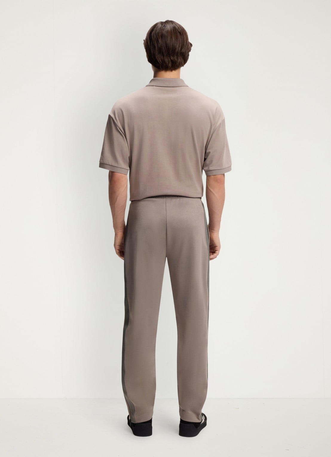 HUGO Tapered fit joggingbroek met logo - achterkant 3 lichtbruin