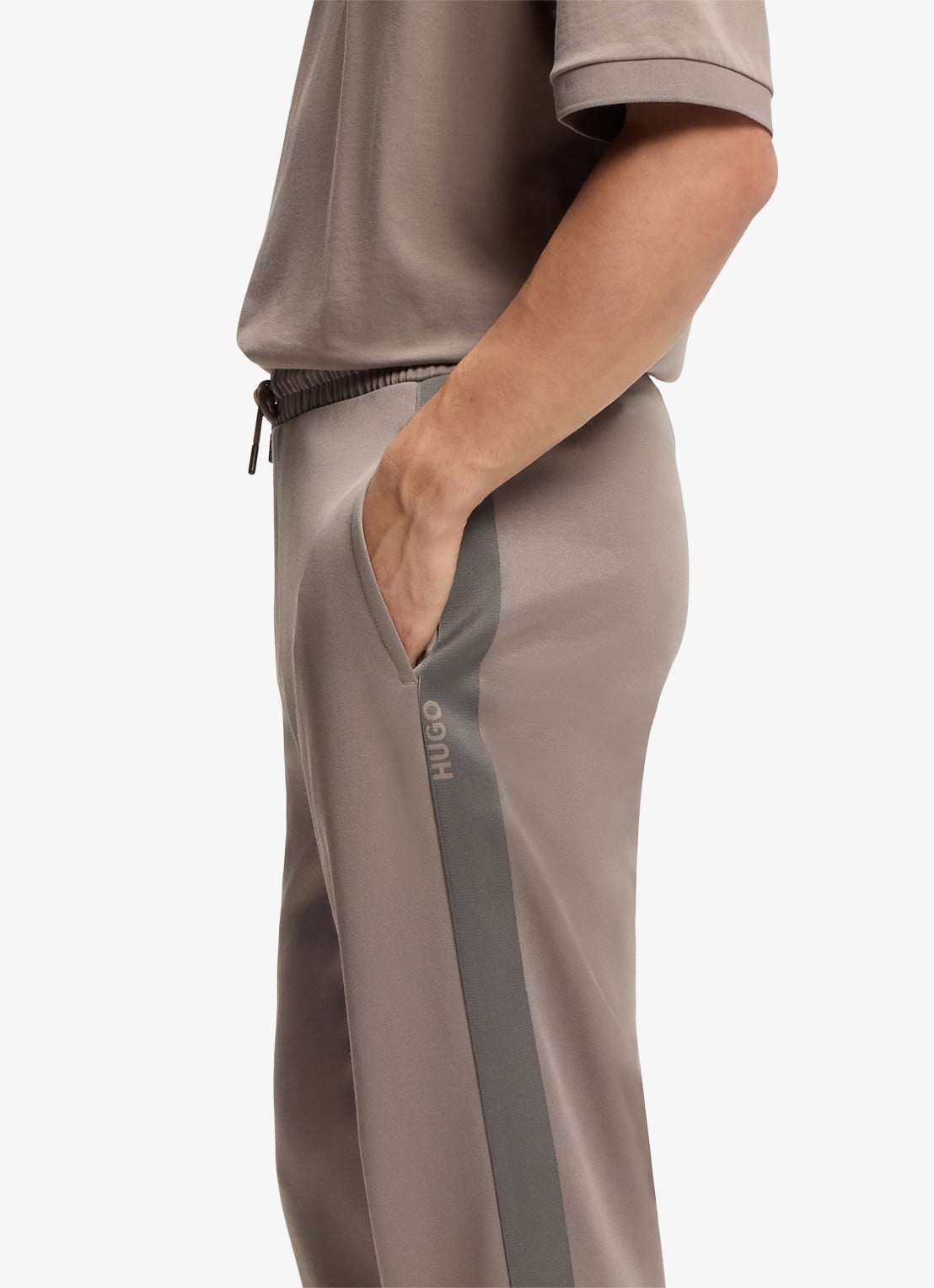 HUGO Tapered fit joggingbroek met logo - detail 5 lichtbruin