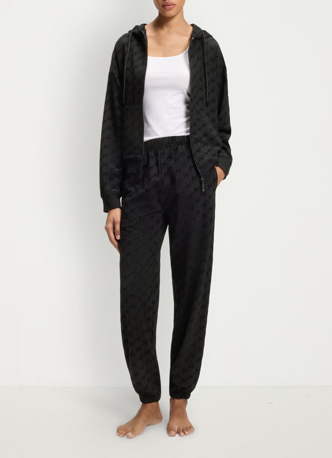 HUGO Tapered fit joggingbroek met logoprint - voorkant 4 zwart