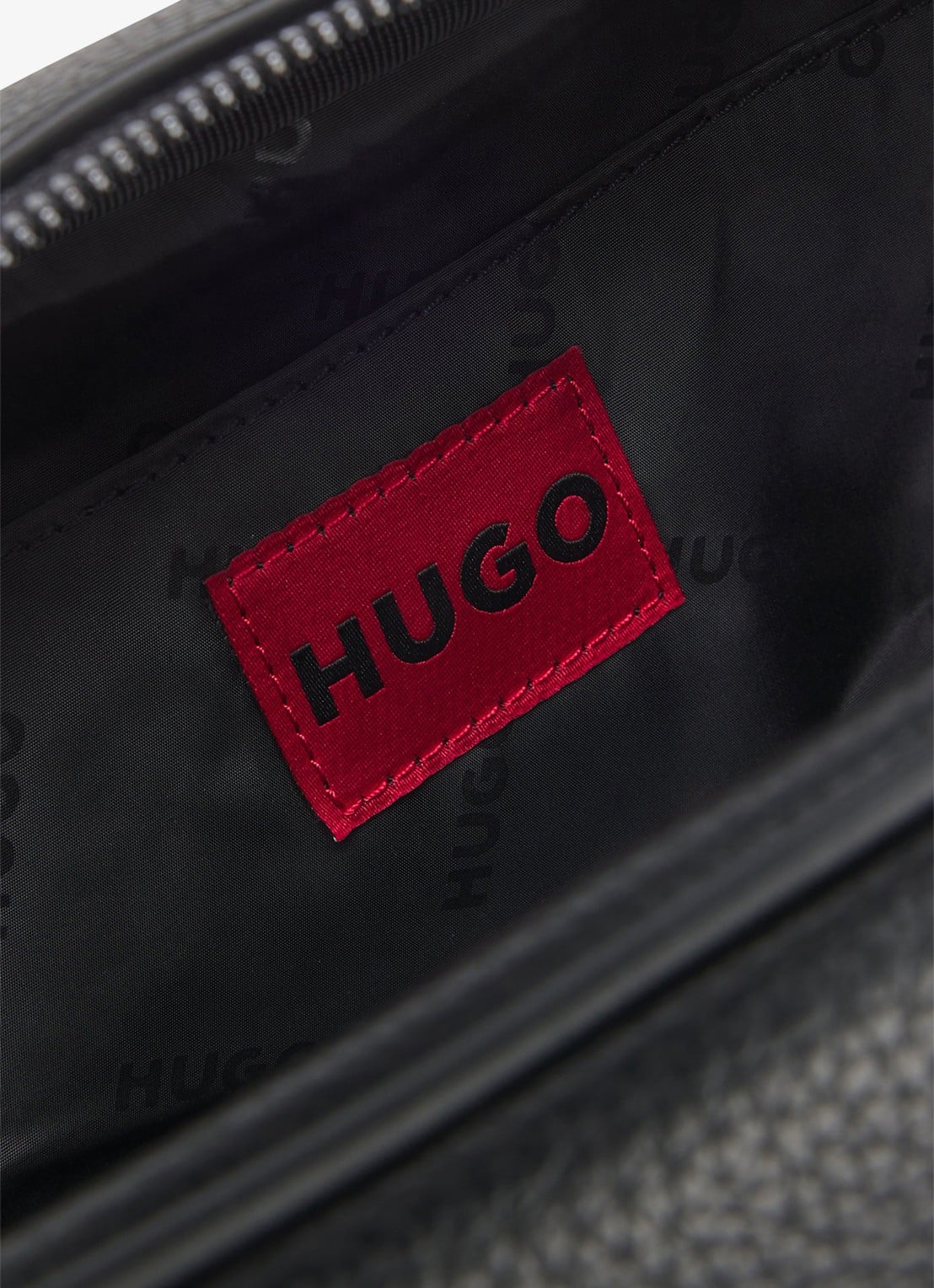 HUGO Toilettas met logo - detail diepzwart