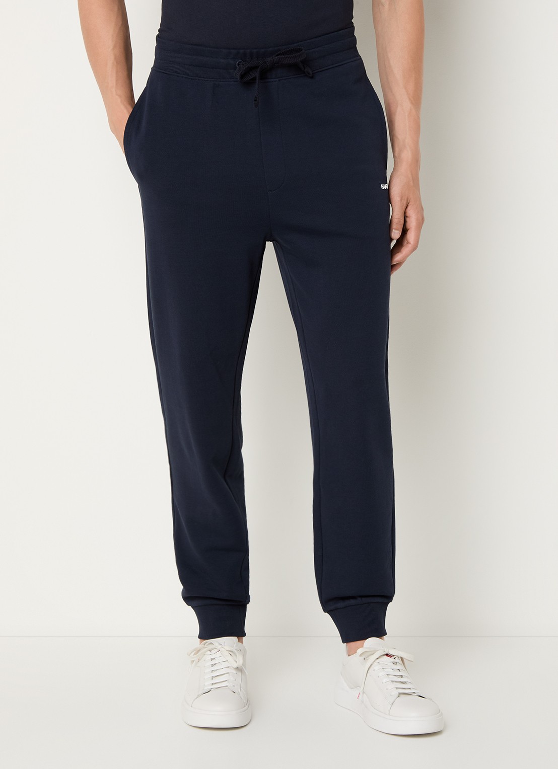 HUGO Trainingsbroek van katoenen badstof met logoprint - detail blauw