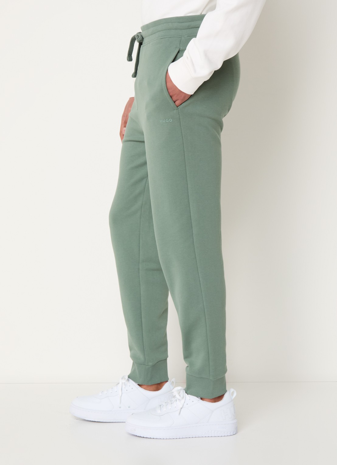 HUGO Trainingsbroek van katoenen badstof met logoprint - detail 3 legergroen