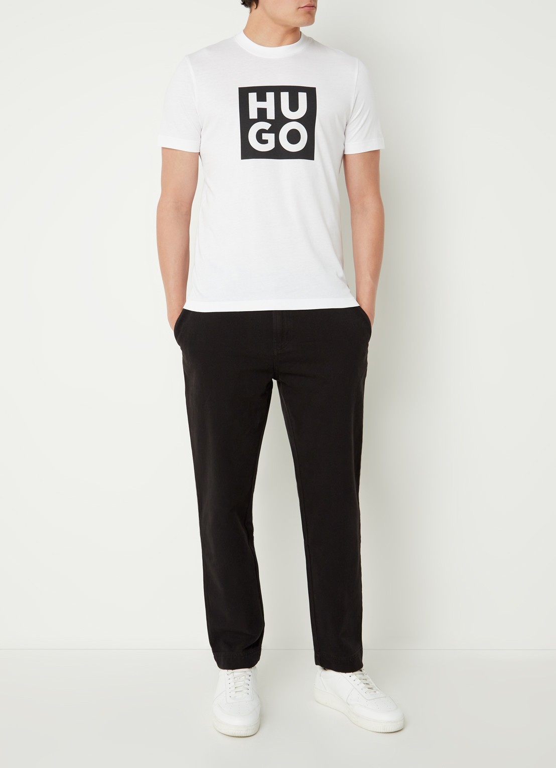 HUGO Zeebo tapered fit chino met steekzakken - voorkant 4 zwart