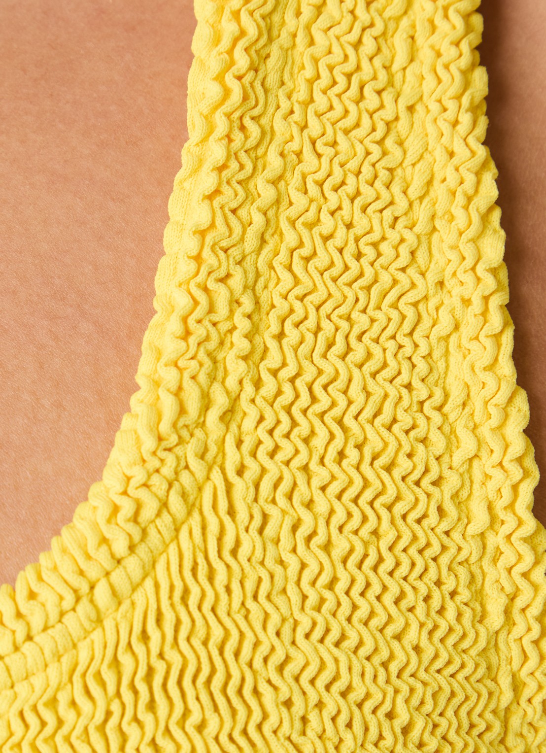Hunza G Sandy badpak met structuur en rugdecolleté - detail 5 geel