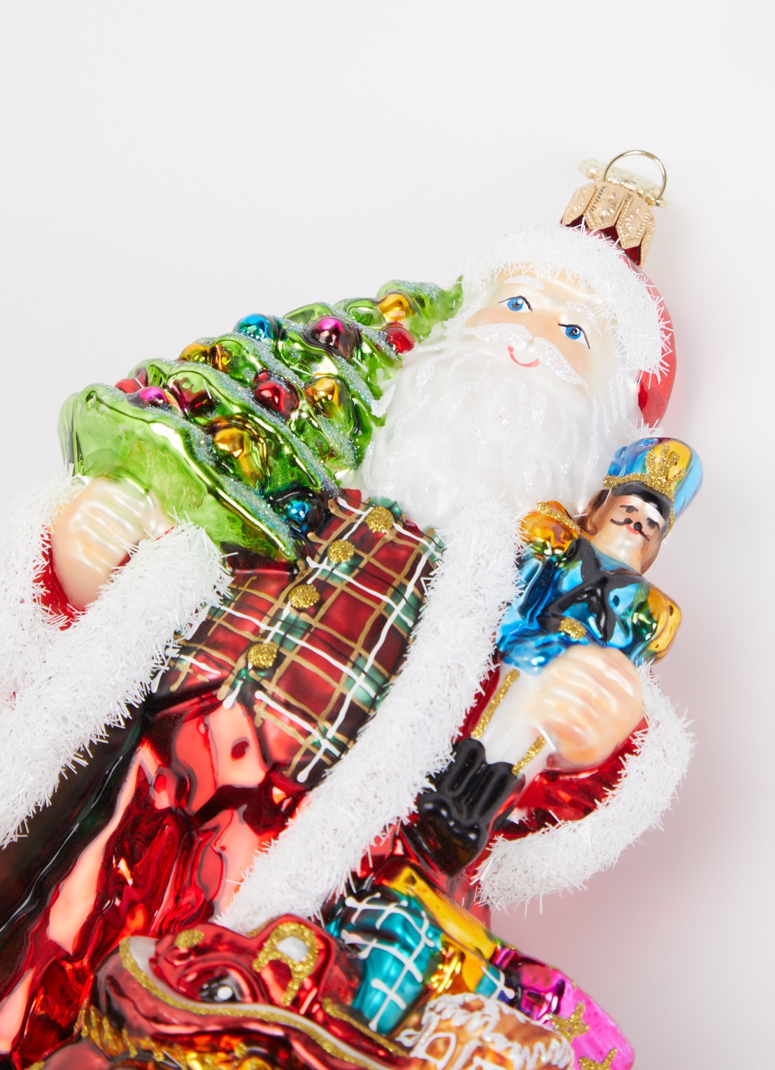 Huras Family Santa Holding Tree and Nutcracker kersthanger 16 cm - detail rood