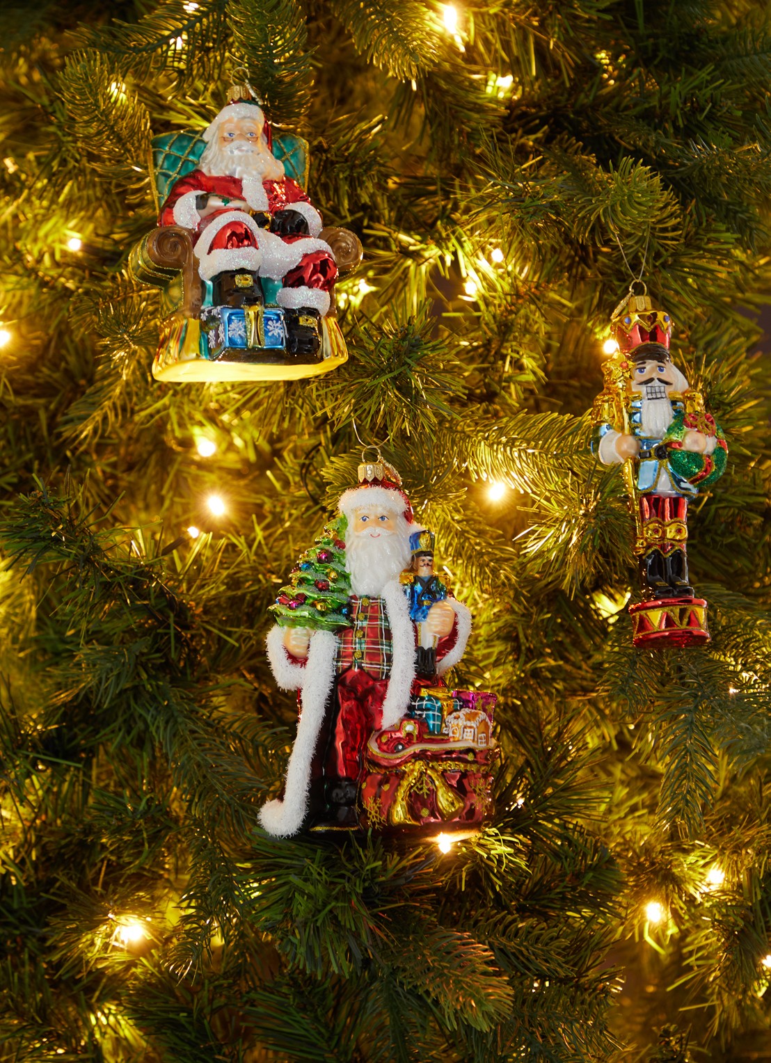 Huras Family Santa Holding Tree and Nutcracker kersthanger 16 cm - voorkant 3 rood