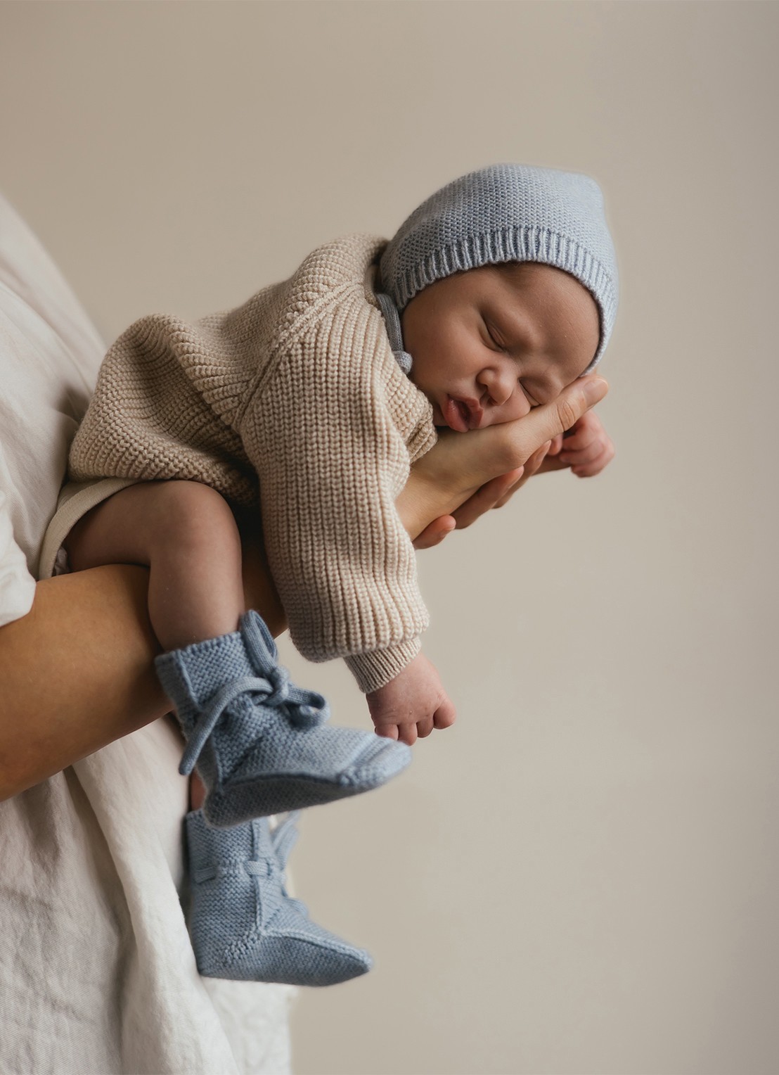 Hvid Babyslofjes van merino wol - voorkant 2 blauw
