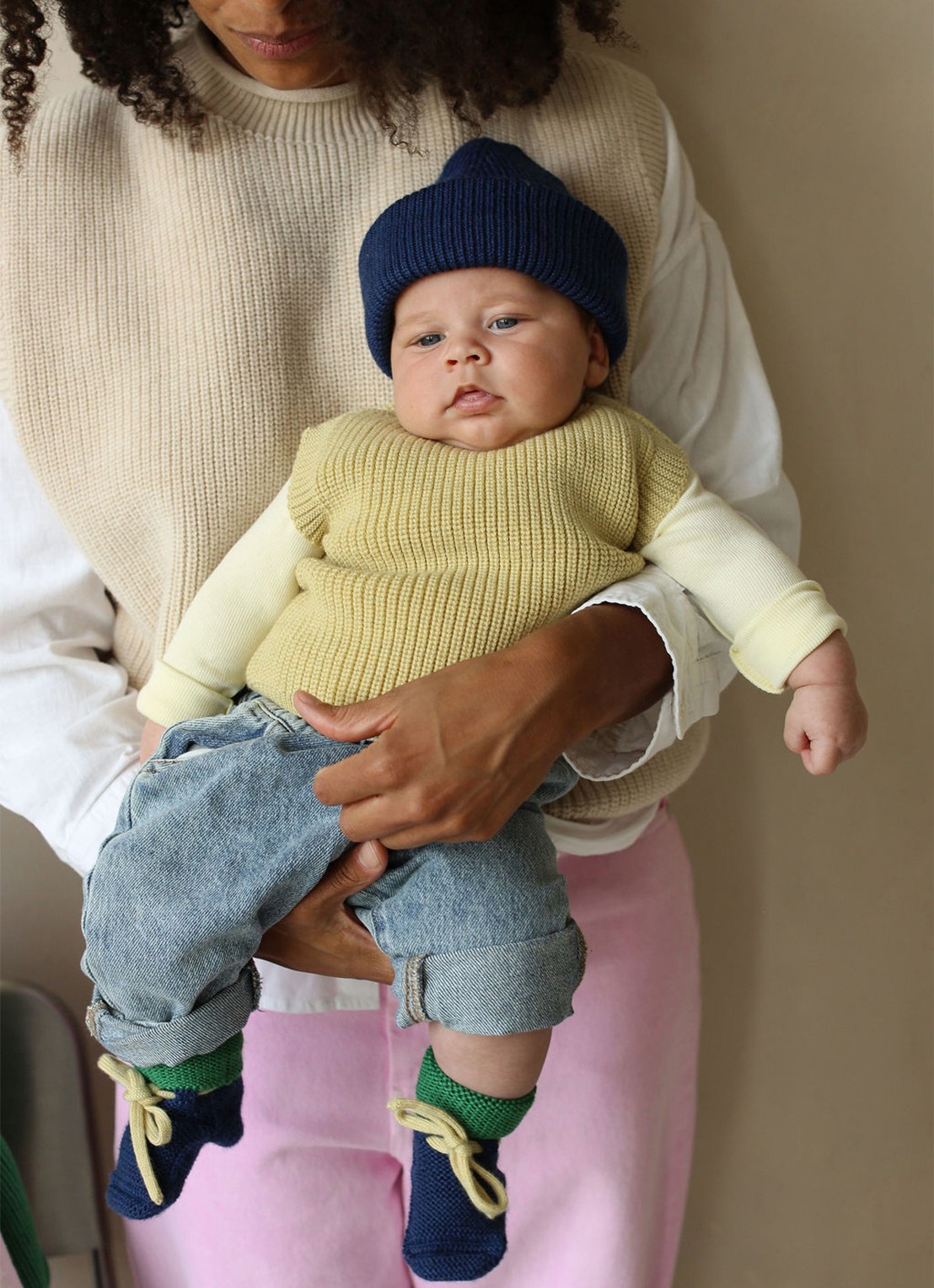 Hvid Babyslofjes van merino wol  - voorkant 2 blauw