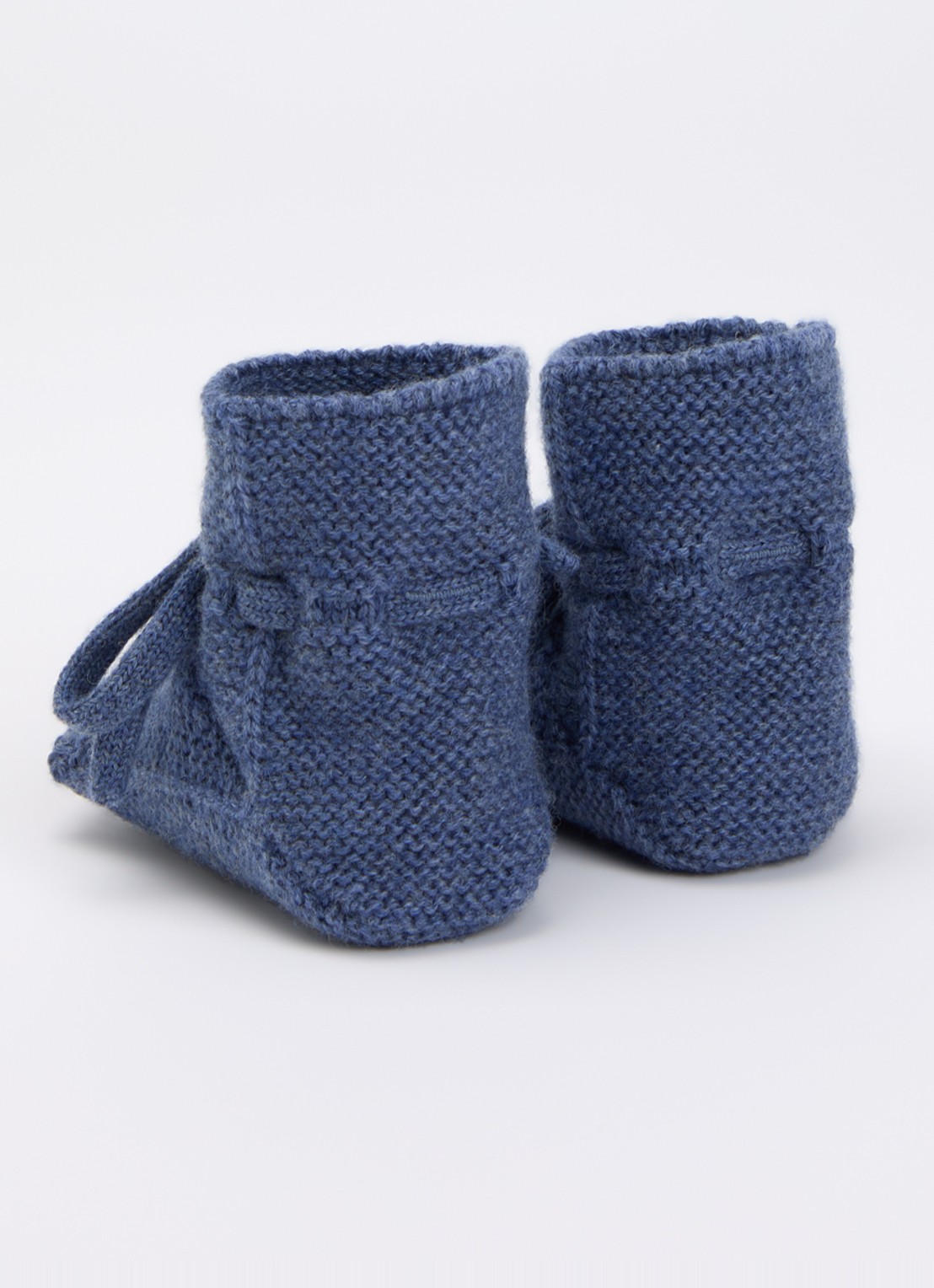 Hvid Booties babyslofjes met strikdetail - achterkant staalblauw
