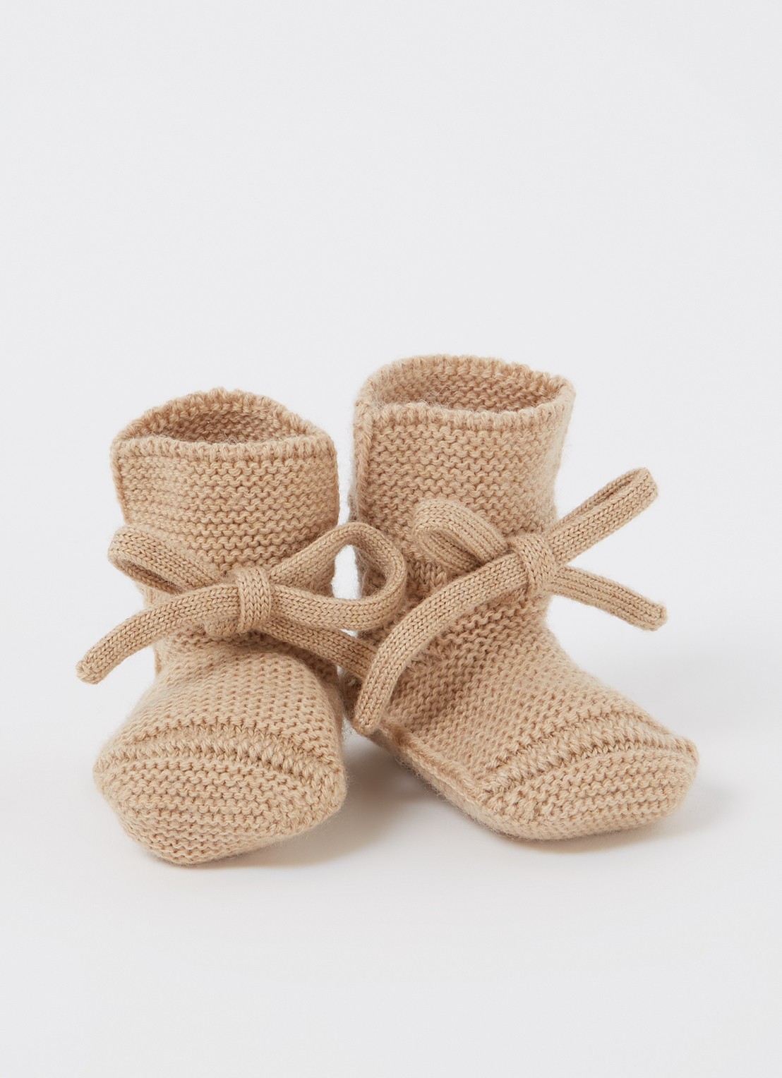 Hvid Booties gebreide babyslofjes van wol - voorkant camel