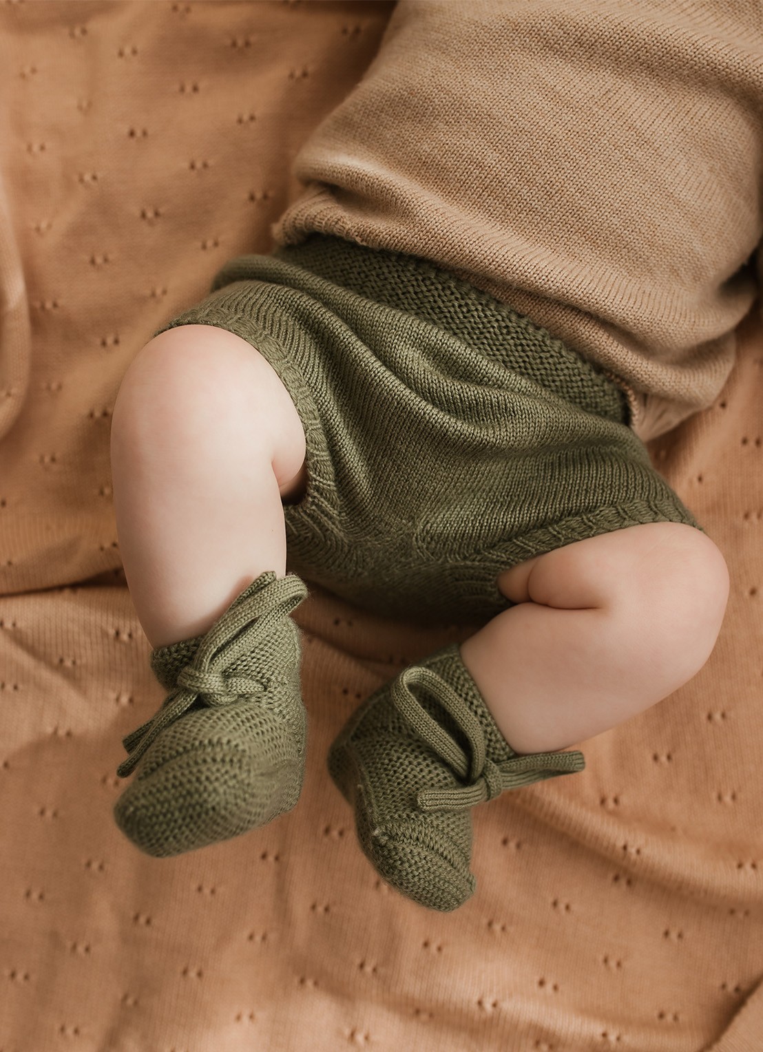Hvid Gebreide babyslofjes van wol - voorkant 4 mosgroen