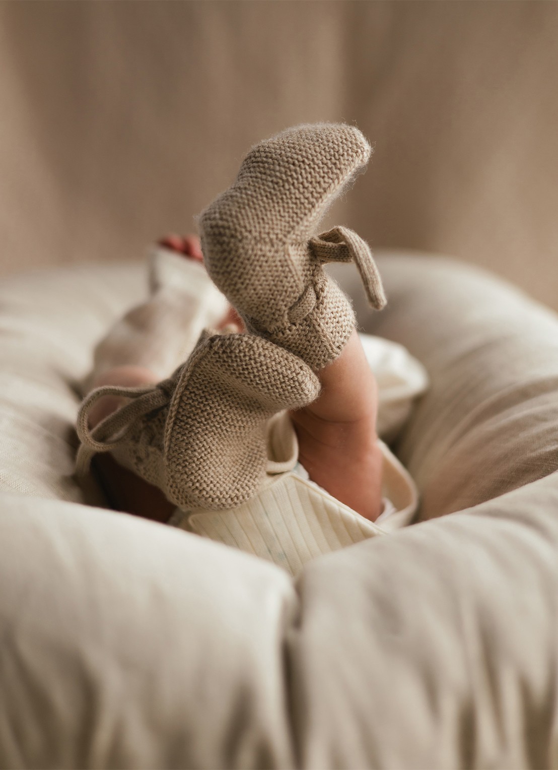 Hvid Gebreide babyslofjes van wol - voorkant 4 beige